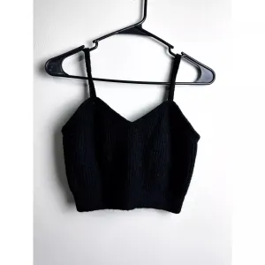 Active USA V Neck Cropped Sweater Tank Top Womens Black Medium